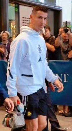 C罗也拿着labubu哈哈哈哈总裁也不能免俗，大家火什么他也要配什么，感觉这出行