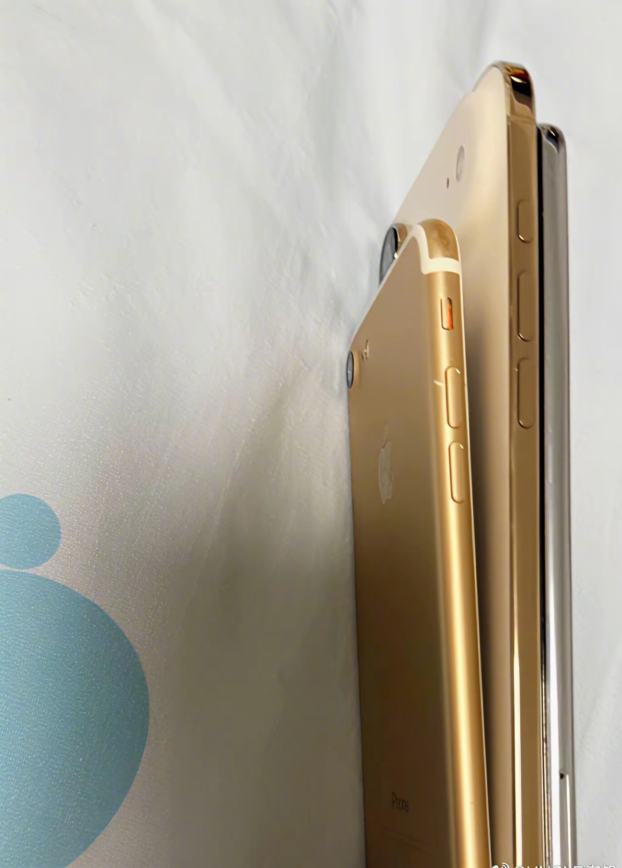 很多人都说iPhone Air像艺术品就像很多人忘了其实这是10年前手机正常的厚