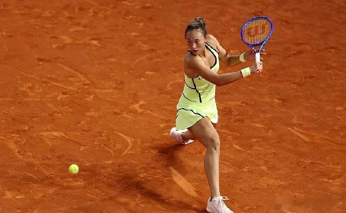 郑钦文1-2遭莱巴金娜逆转，止步第三轮。4月27日讯 WTA1000马德里站第三