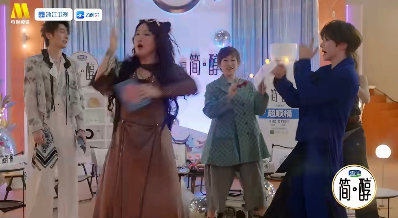 锤娜丽莎刘宇斗舞锤娜丽莎与刘宇即兴开启斗舞，二人瞬间放开，双双切换主场模式。没有