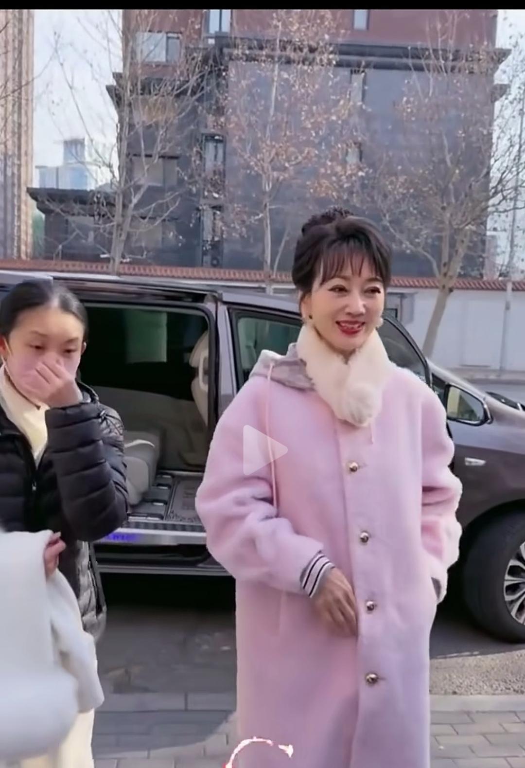 漂亮的人，即便老了，依然是漂亮的！
40的我都不敢穿粉色，怕被骂装嫩，芝姐是什么