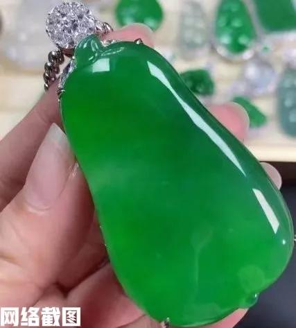 广东四会有直播间卖珠宝。

由于工作人员的当时疏忽，把价值两百六十八万的珠宝翡翠