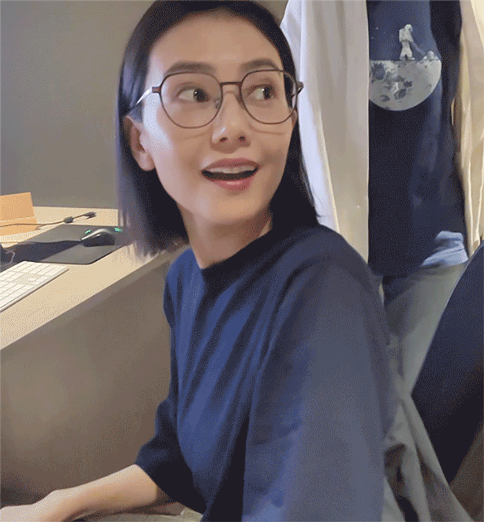 姐姐笑得眉眼弯弯，感染力直接拉满。眼波亮闪闪的，那种突然被点亮的惊喜感，一下子就