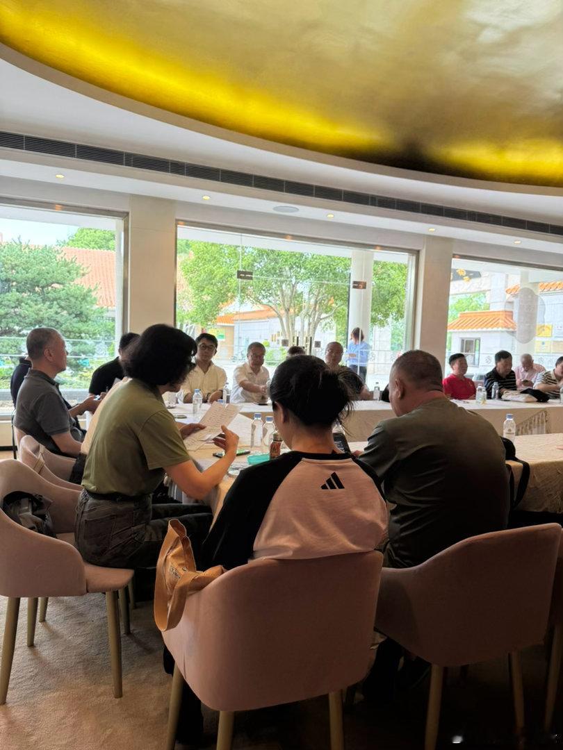 我被正式批准加入新四军历史研究会的第一次活动，纪念陈丕显同志座谈会隆重举行，有幸
