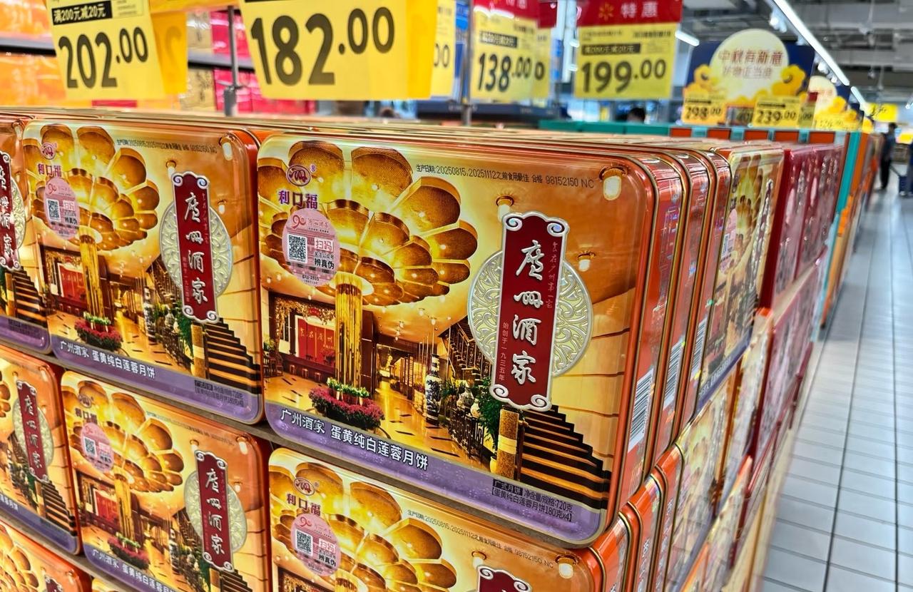 今年的月饼摊档冷清了很多。

现在的月饼大家早都不爱吃了，或许要吃也只是应节小吃