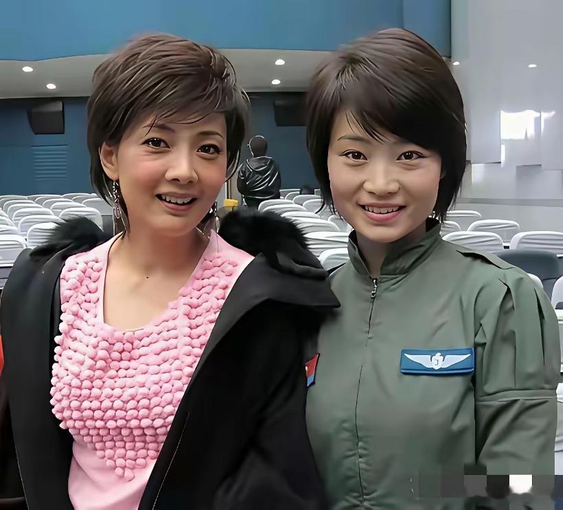 2010年春晚后台，演员牛莉与身穿飞行服的空军歼击机女飞行员余旭的一张留影。 ​
