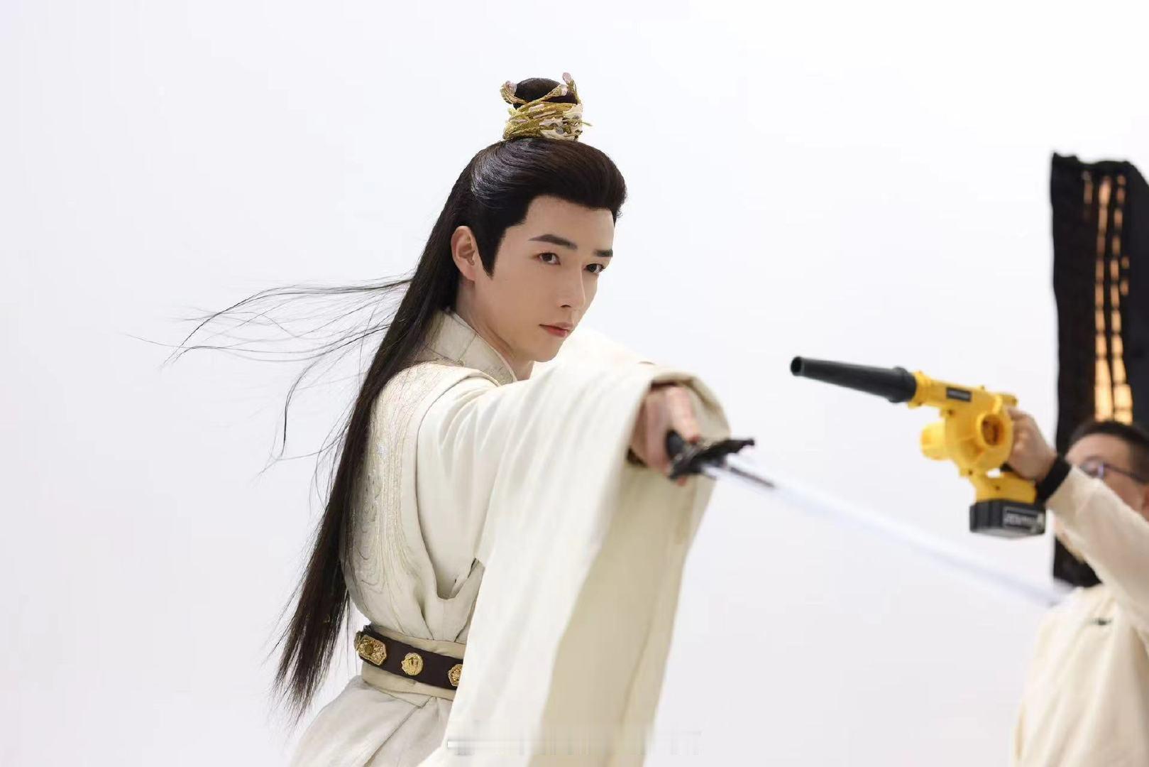 林凯硬闯古装秀场  《明月苍茫》官宣，林凯男三号造型抢眼，粉丝享口福。 