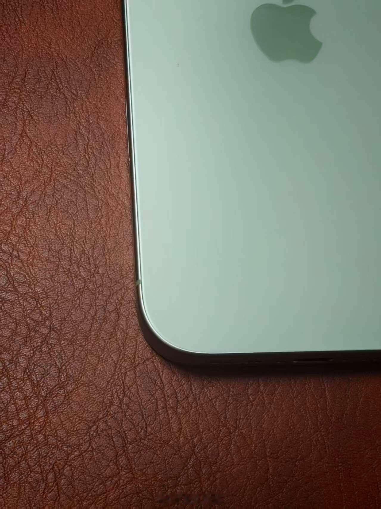 [挖鼻] 新买的iPhone17刚才收到了，苹果的品控差成了这样，竟然还有人迷信