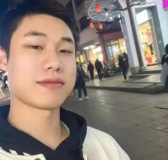 太诡异了！浙江安吉 31 岁男子用 "去杭州接人" 的谎言骗过所有人，实则独自狂
