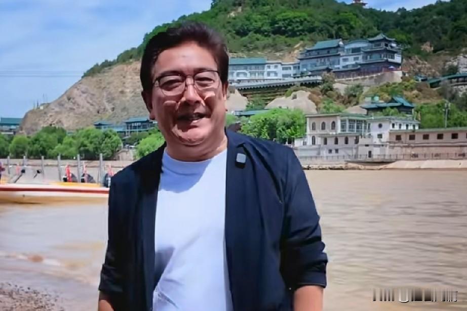 水均益录制视频庆祝自己加入自媒体行业一周年。
他说一年前第一条视频就是从自己的老