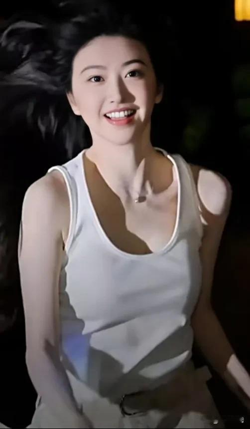 瞧，景甜的松弛感！腿伤已完全恢复如初了！
被她这热辣辣又不乏清爽的的气息给感染了