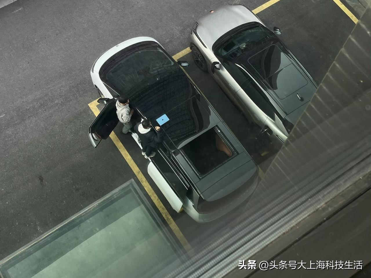 刚看到一张网上流传的零跑D99照片，话说车顶那整个是一块大天窗吗？
 
看着面积