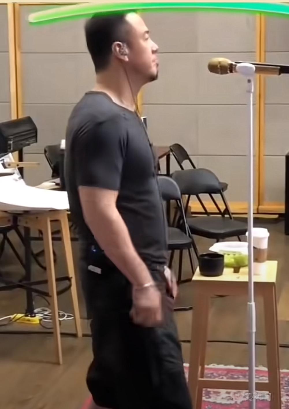 杨Kun这样的人，换了在我们村，就是个痞子。
        唱歌也不知道穿的正