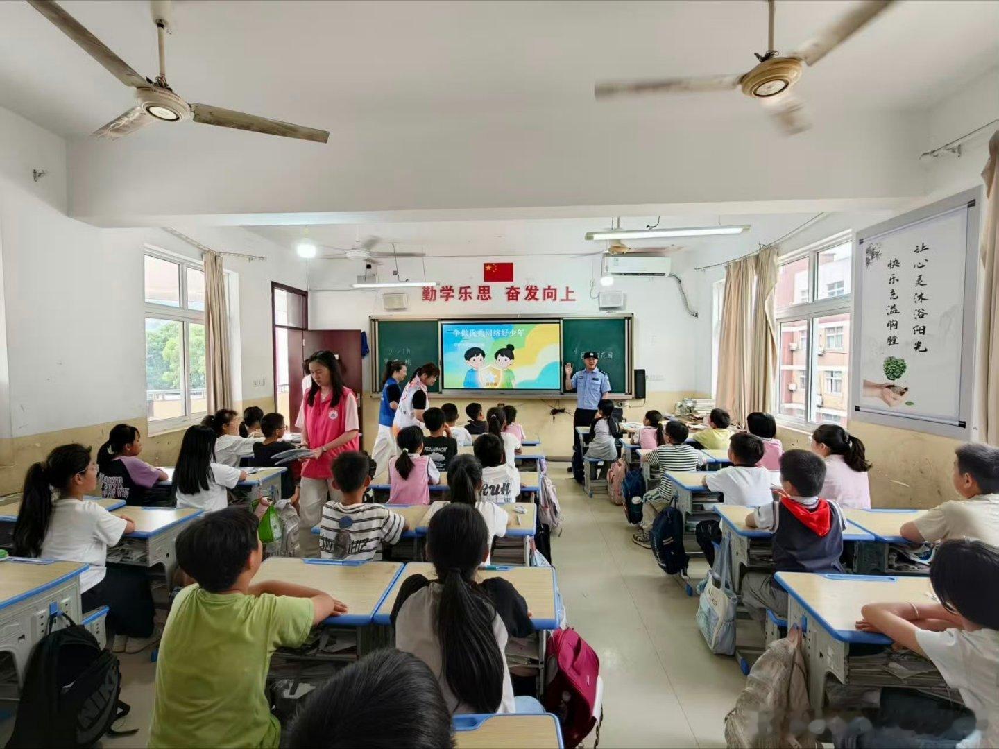 台州志愿者携手民警为少年撑起清朗网络晴空 近日，台州三门县“扫黄打非”办联合珠岙