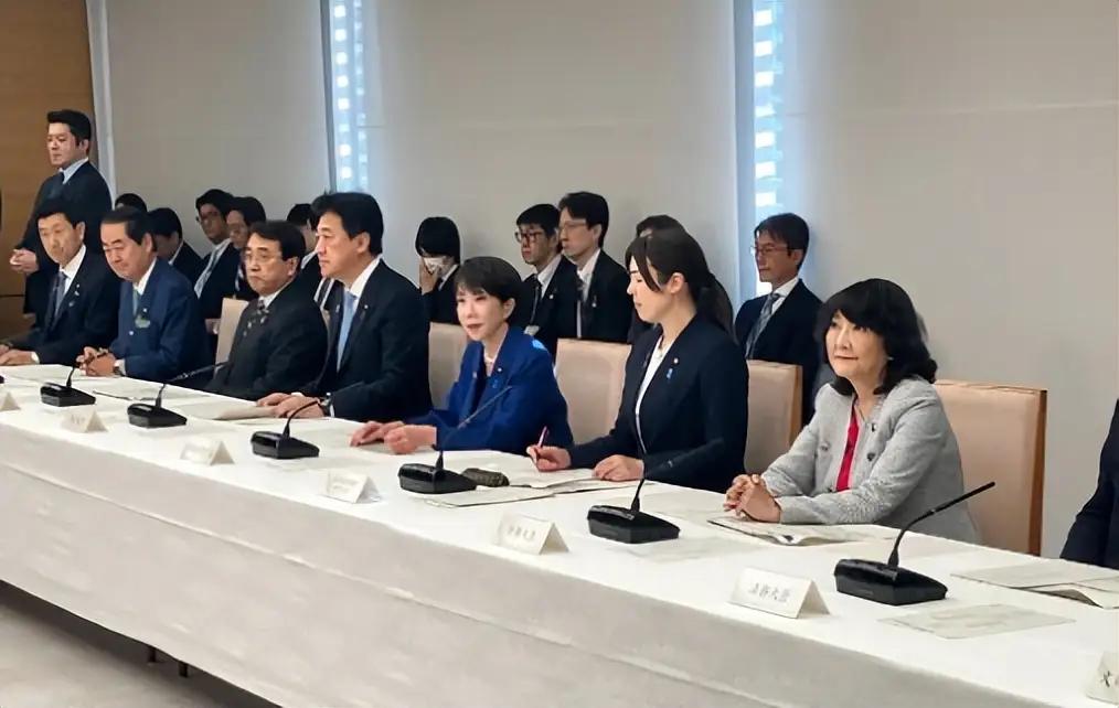 说得十分到位！外交部发言人在公开表态里首度撤去 “首相” 称谓，直接称呼高市早苗