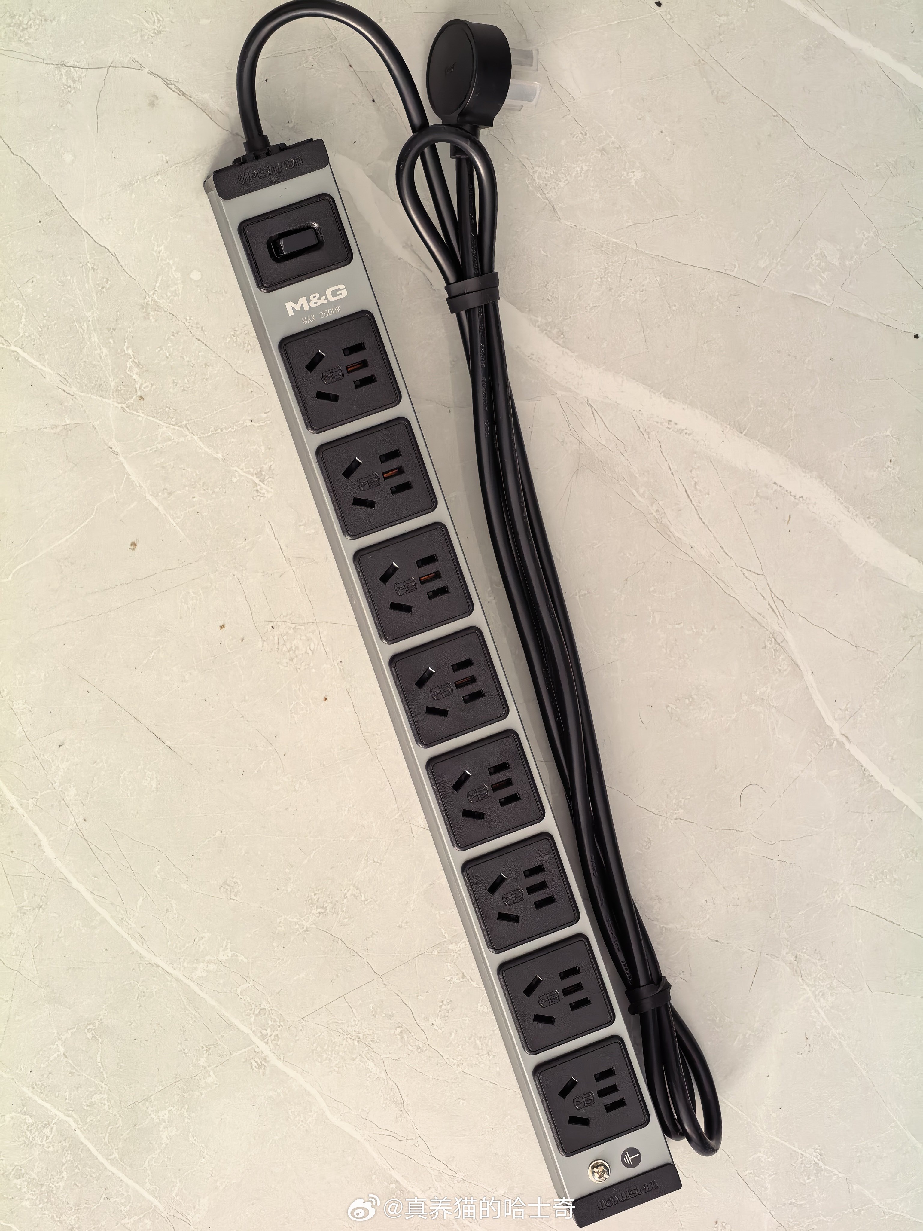 刚邻居来借个插线板，我就拿了个PDU（机柜用的插线板）给她，她说这插线板看起来就