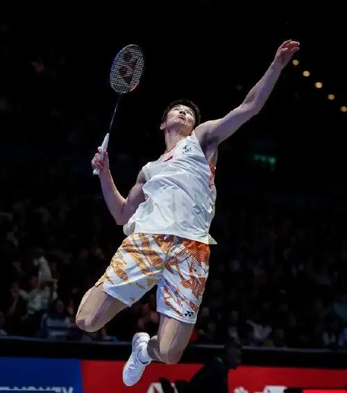 李诗沣冲击冠军!
超级300瑞士公开赛今日开始半决赛的争夺。在1/4决赛中，头号