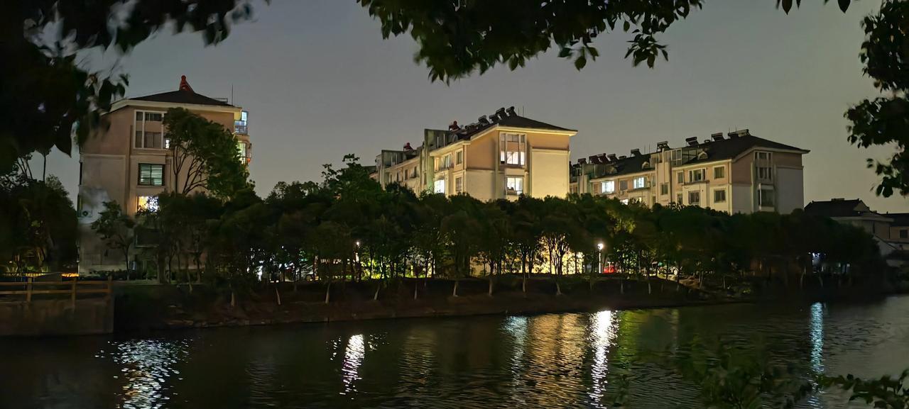 分享城市新鲜事夜色中的小区
