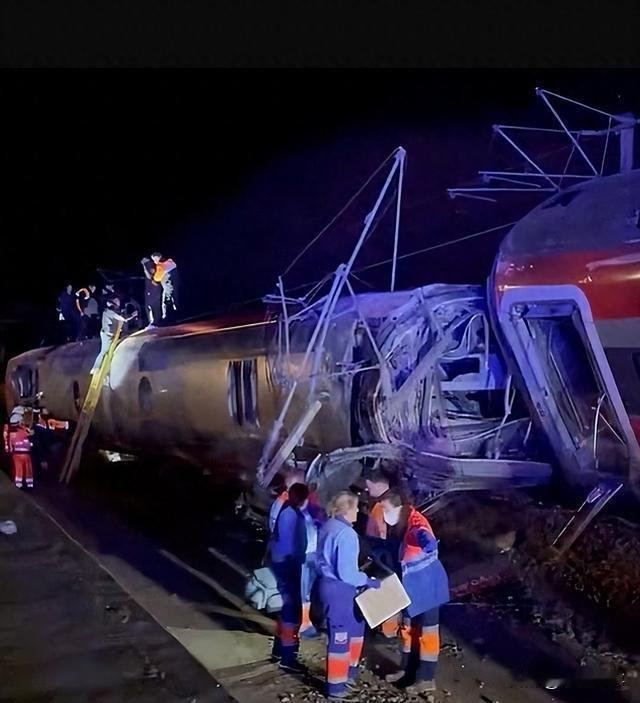 当地时间1月18日，西班牙科尔多瓦省阿达穆斯镇发生两列高速列车脱轨相撞事故。目前