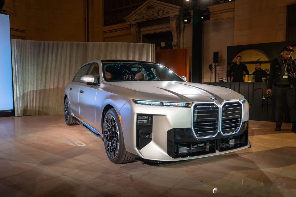 宝马7系宝马7系 这次中期改款，不知道大家看有没有顺眼一点！ 