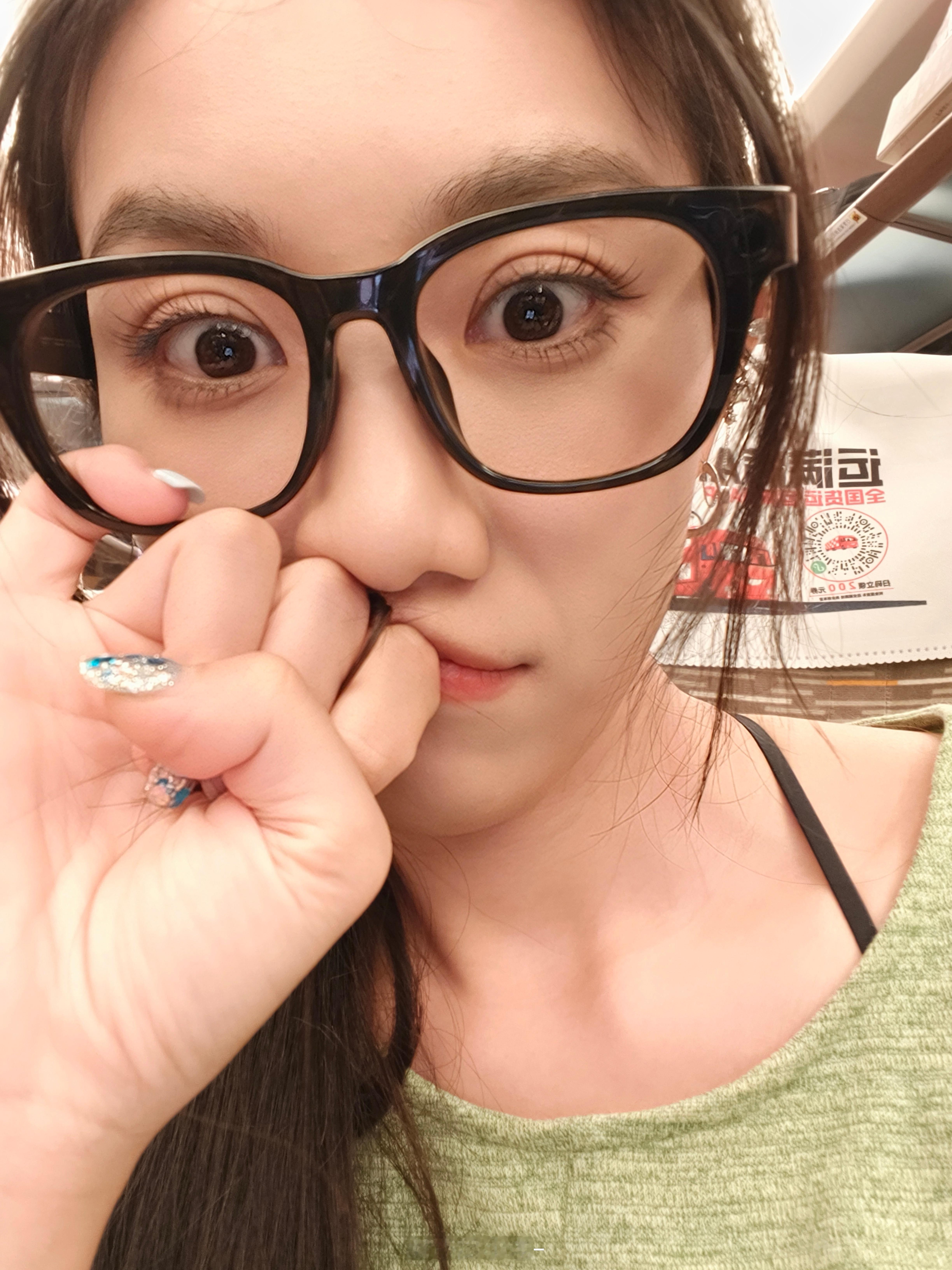 快看我的眼镜现在两边都没有镜片了[捂嘴哭]卷妹的日常  ​​​