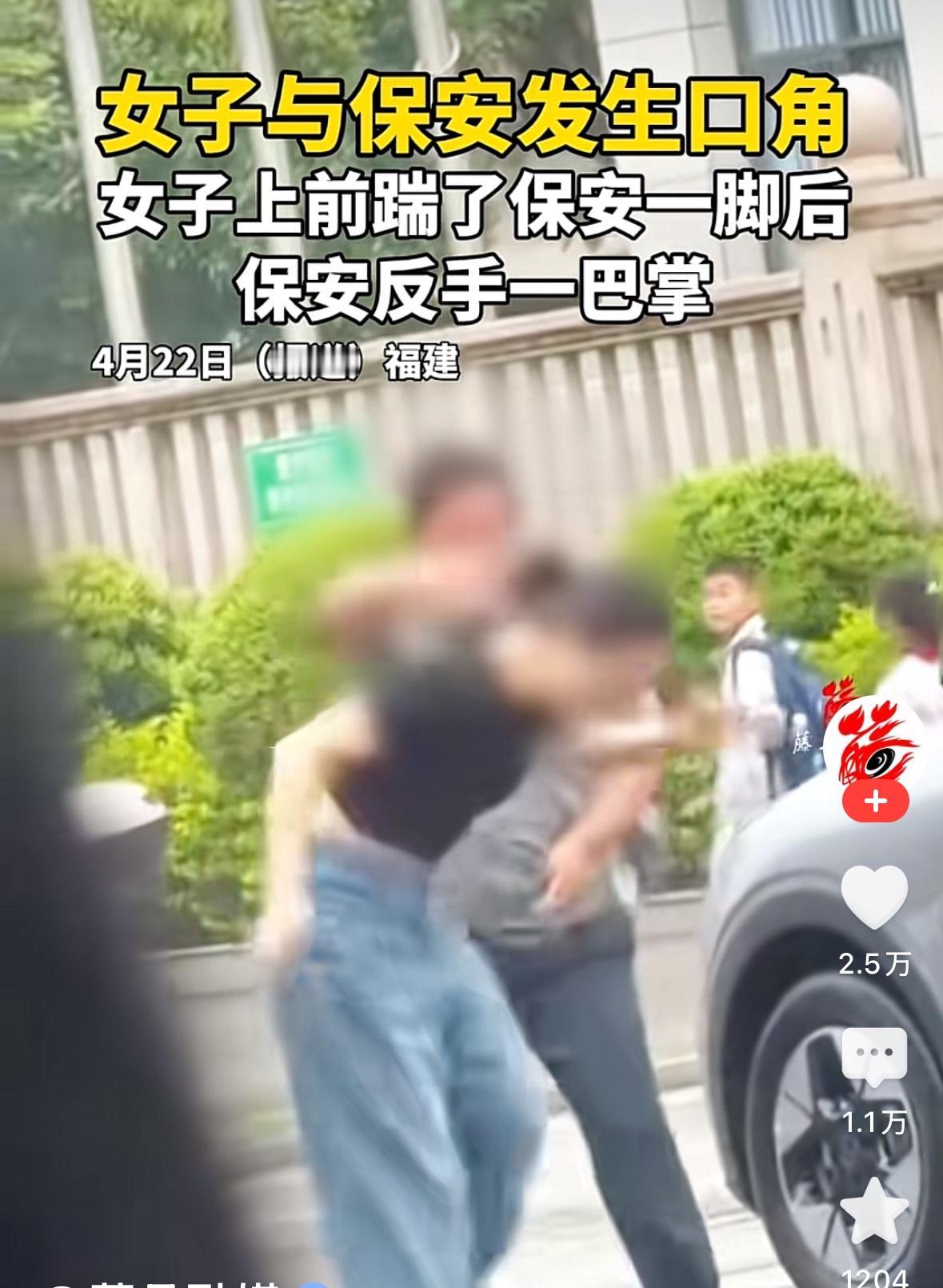 接孩子就可以肆意违规停车，还理直气壮，这就是中国式家长。某地学校放学，一母亲在校