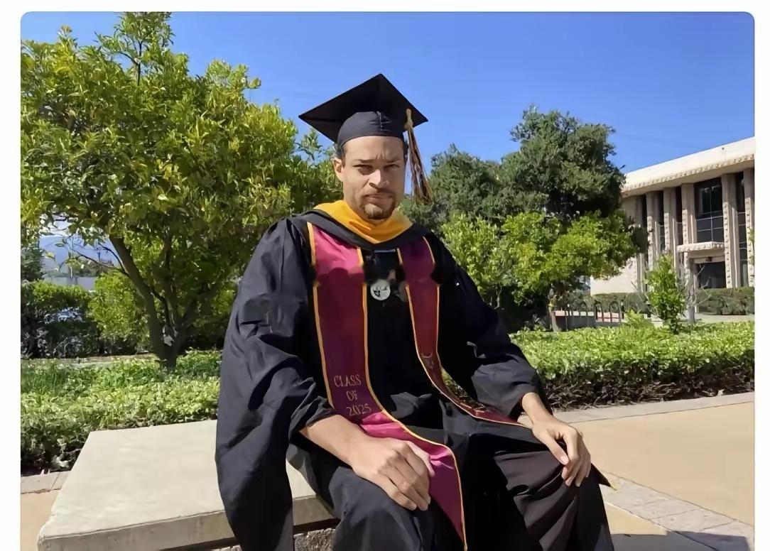 这次夜闯白宫的男子身份曝光，真的太让人唏嘘了此人叫科尔·托马斯·艾伦，根本不是什