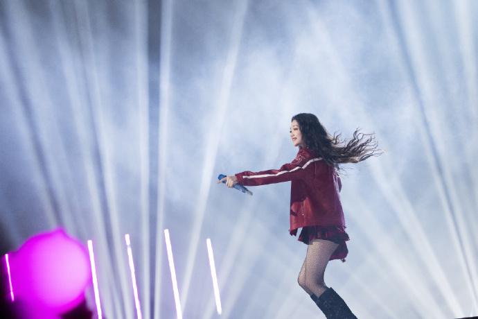 希林娜依高1998年出生，毕业于伯克利音乐学院，唱功超扎实。她从《中国新歌声》到