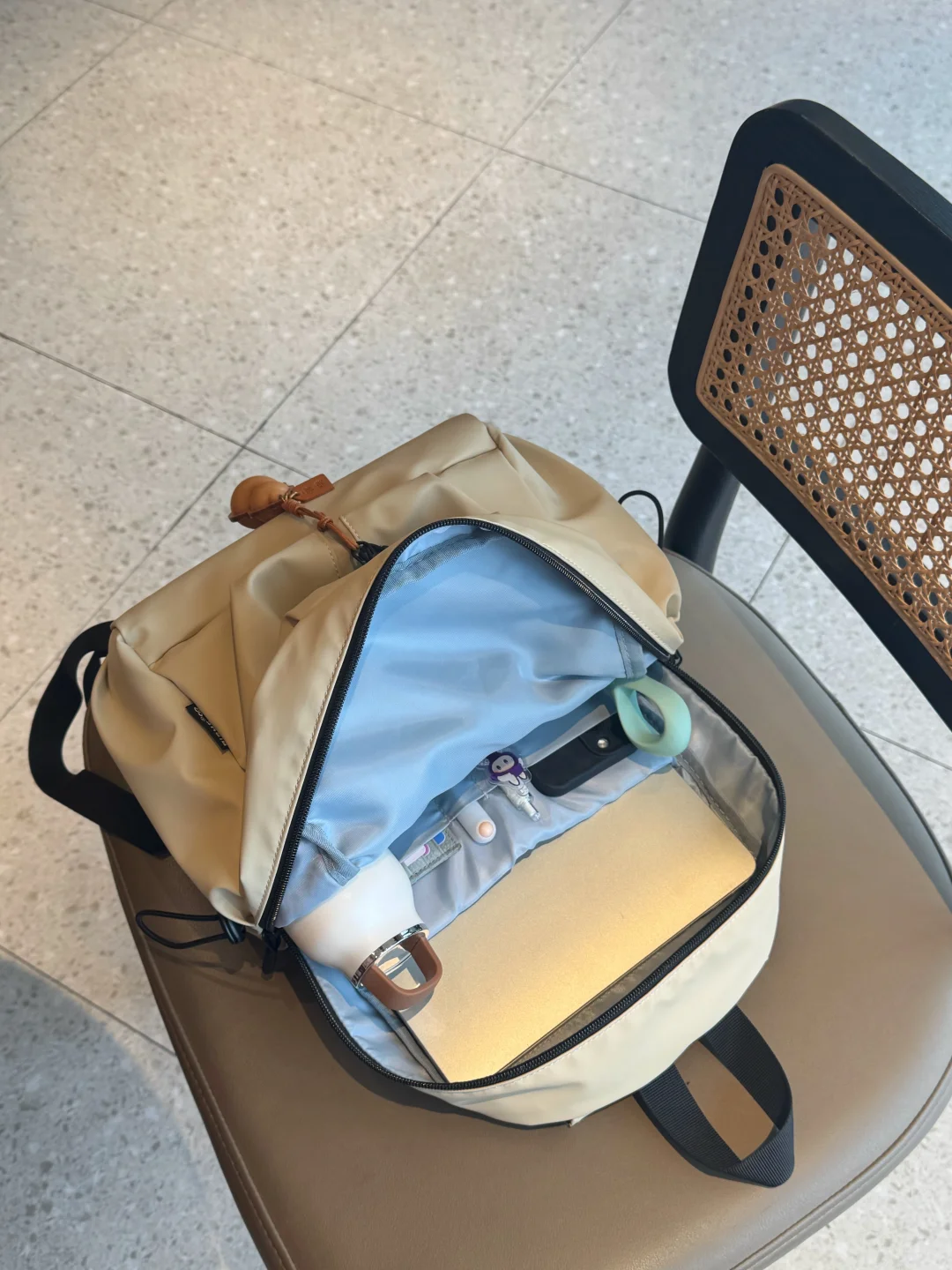 小口袋超级多！！ 敲适合旅行的双肩背包🎒