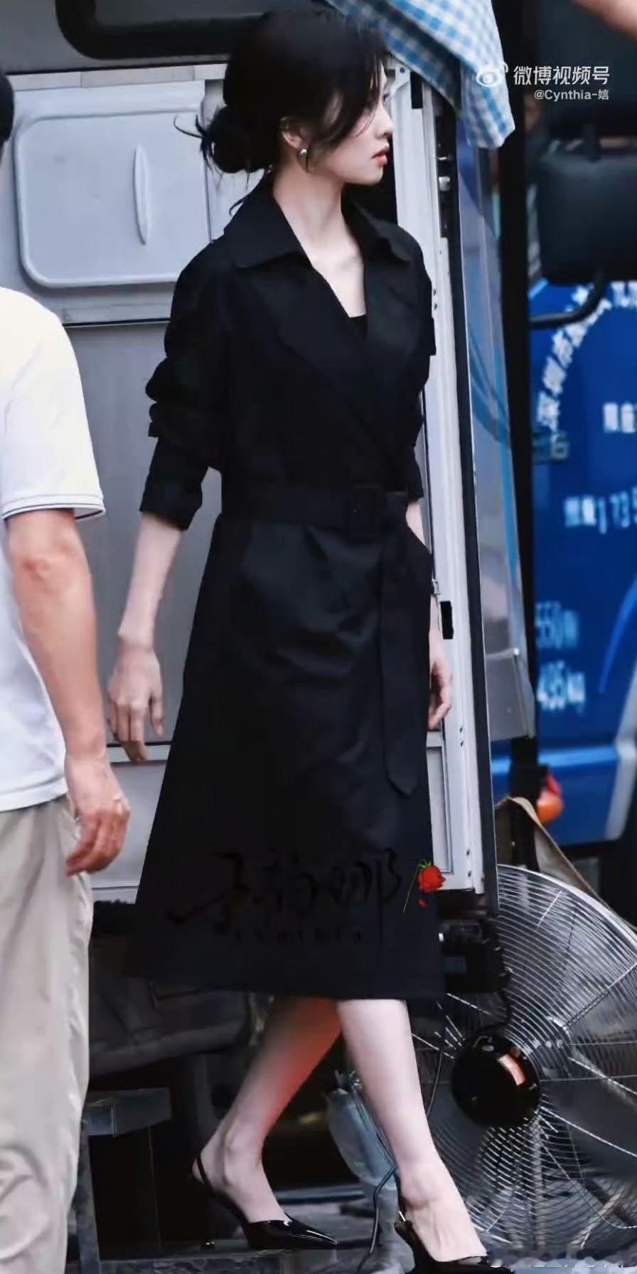 白鹿 完全妈妈干练沉稳的都市女性形象，情绪稳定洞察力强，时时刻刻清楚自己想要什么