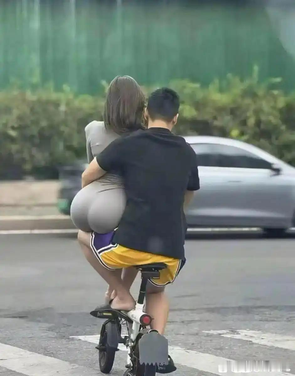 就是这哥们骑行技术不太行，女的不应该那样侧坐[大笑]。