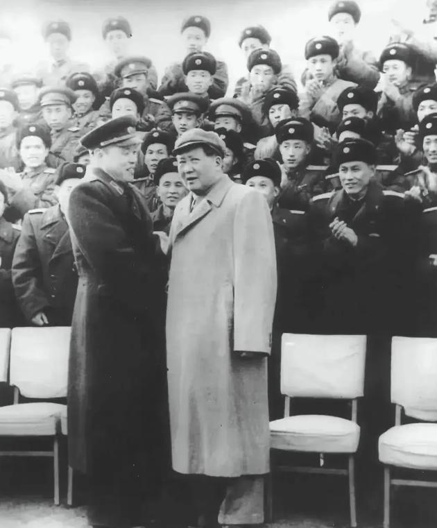 50年代，毛主席和某上将的合影，此将比主席还高，他是谁？

照片里，毛主席身边站