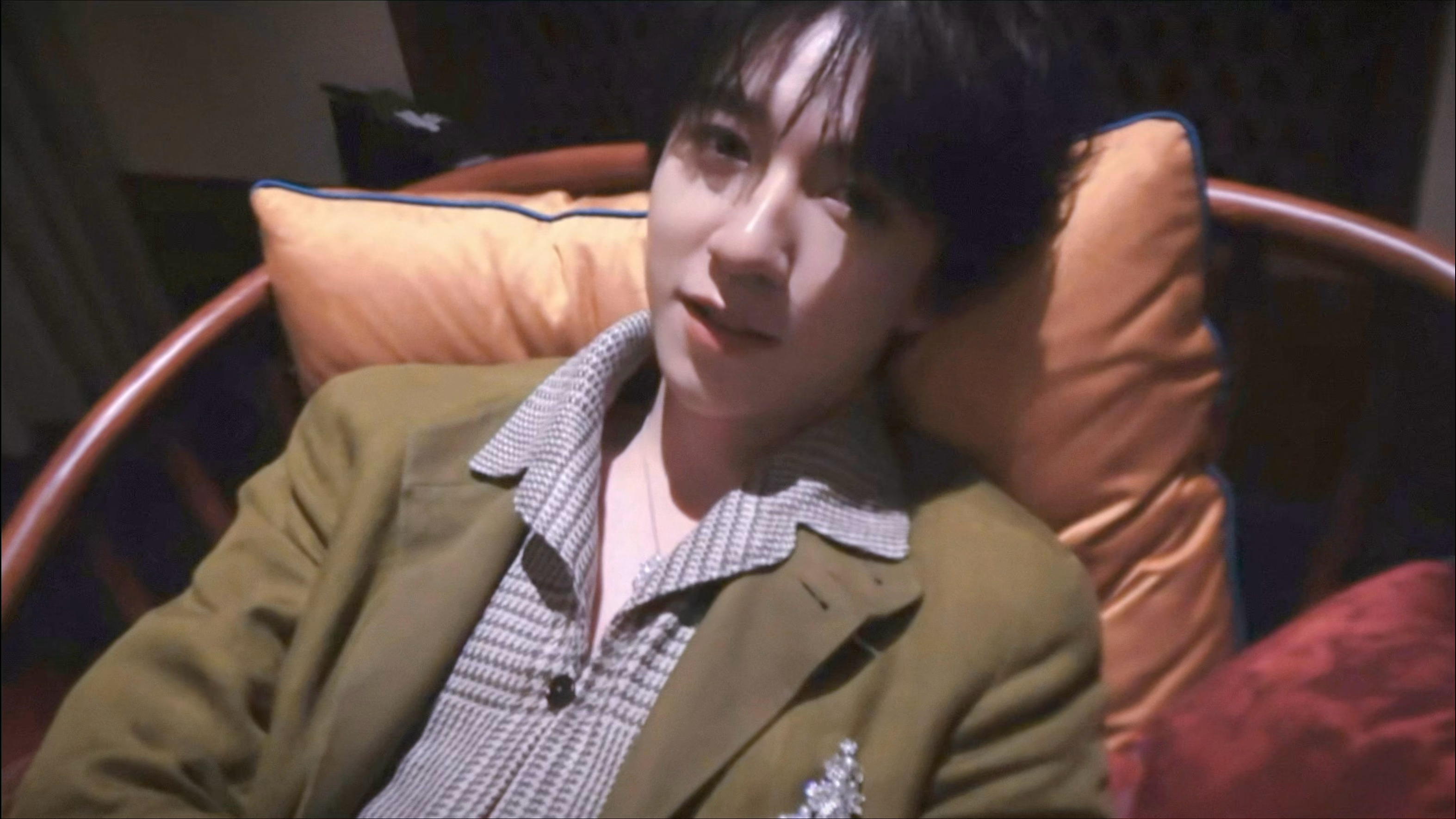 恹恹的 声音有点哑哑的但人还是美美的 