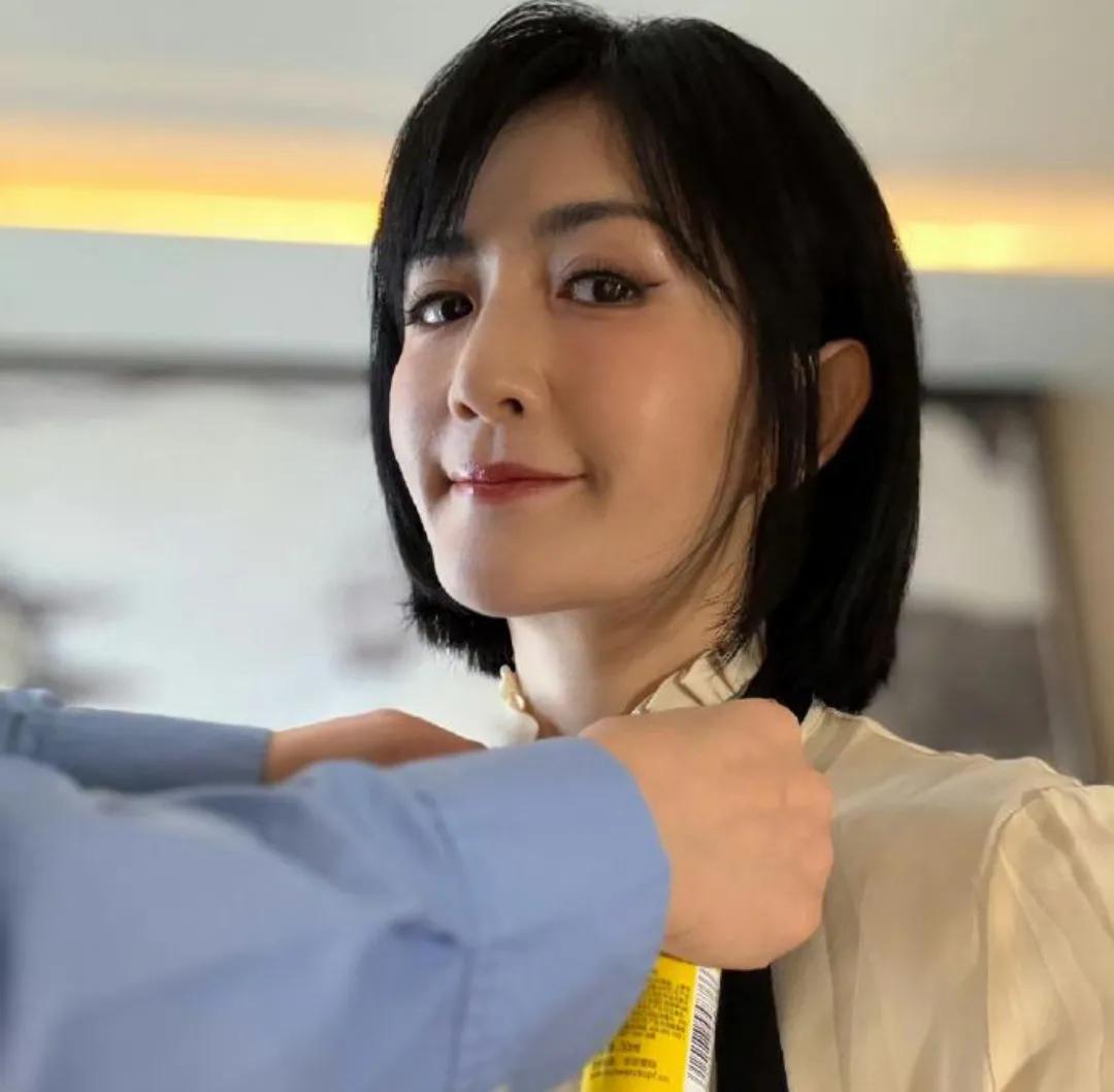 “快乐大本营”主持一姐谢娜竟然重回母校！这次亮相的她短发造型惊艳众人，简直让人重