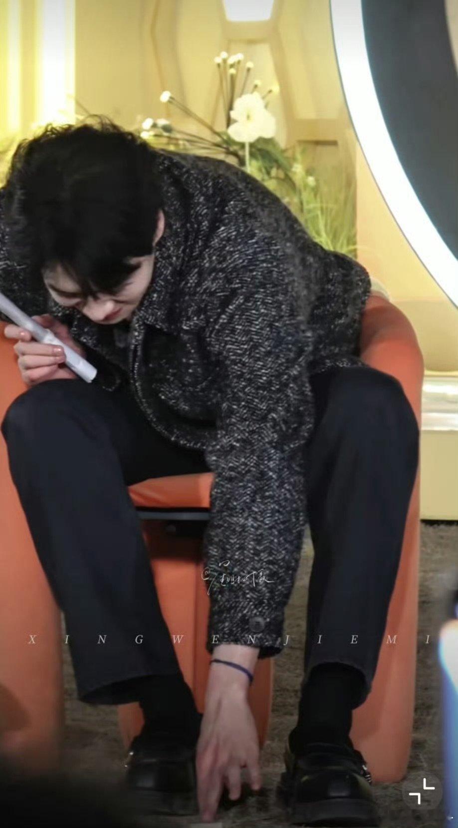 魏大勋顺手捡了个垃圾周五晚高疯 被魏大勋顺手捡垃圾暖到，放口袋里的样子也太乖了吧