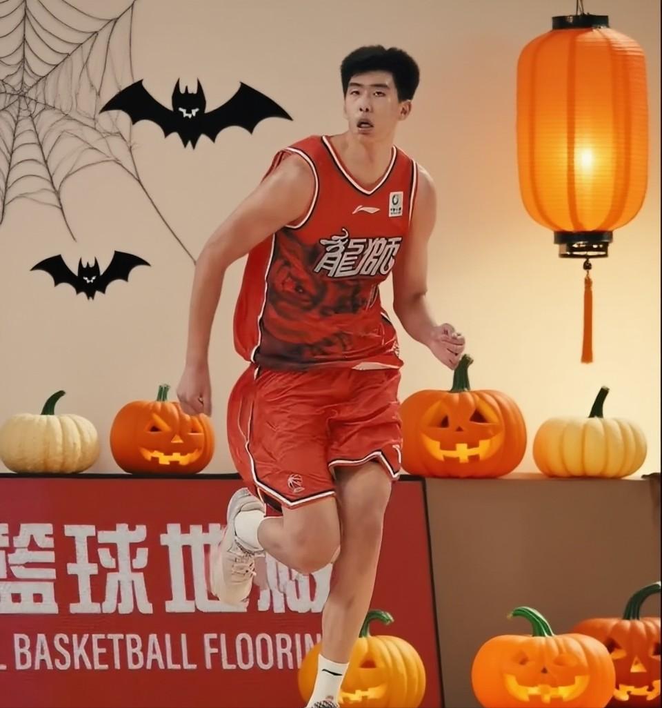 徐昕转投广州队，各项数据开始暴涨。
以前在广东队徐昕就是一名蓝领球员，做做替补，