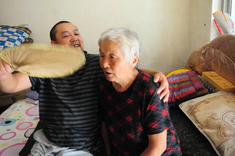 无题
门前有车不算富，
家中有娘才是福。
常回家里看一看，
孝敬父母胜拜佛。