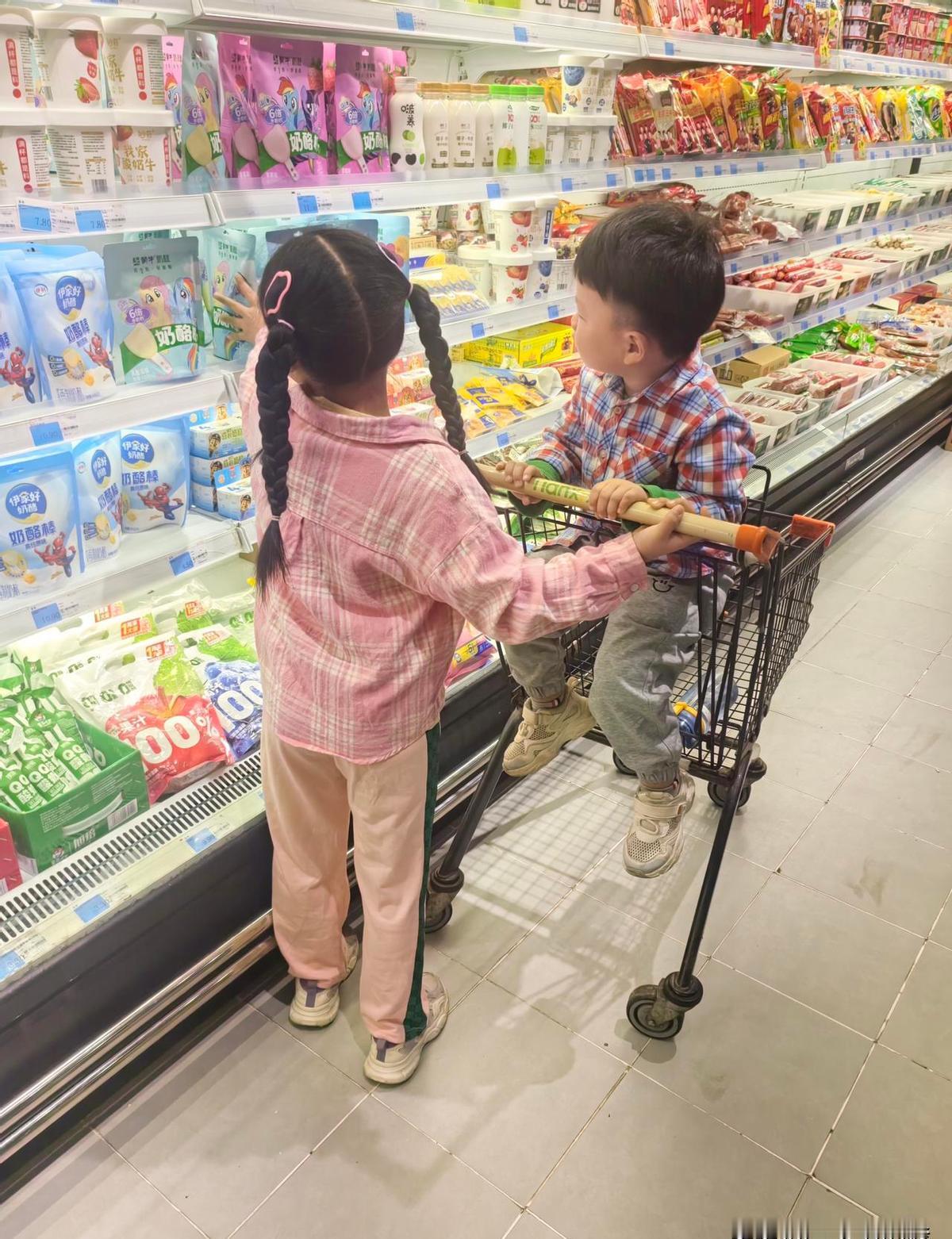 “你妈不要你了，跟我走吧！
”每次听到这种话，我血压瞬间飙升，偏偏有些大人觉得把