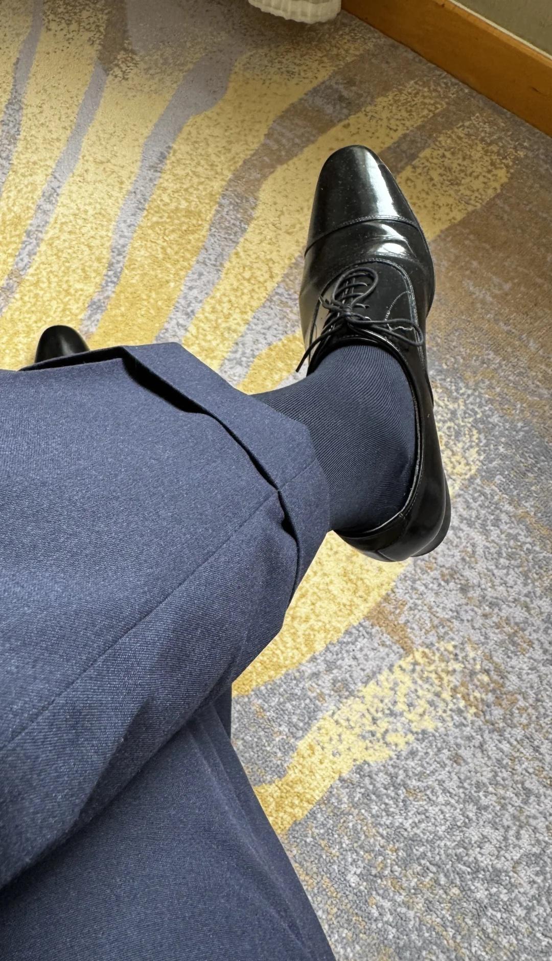 👔👞北京比上海还热，我是没想到的😂
人夫感 正装皮鞋 皮鞋黑袜