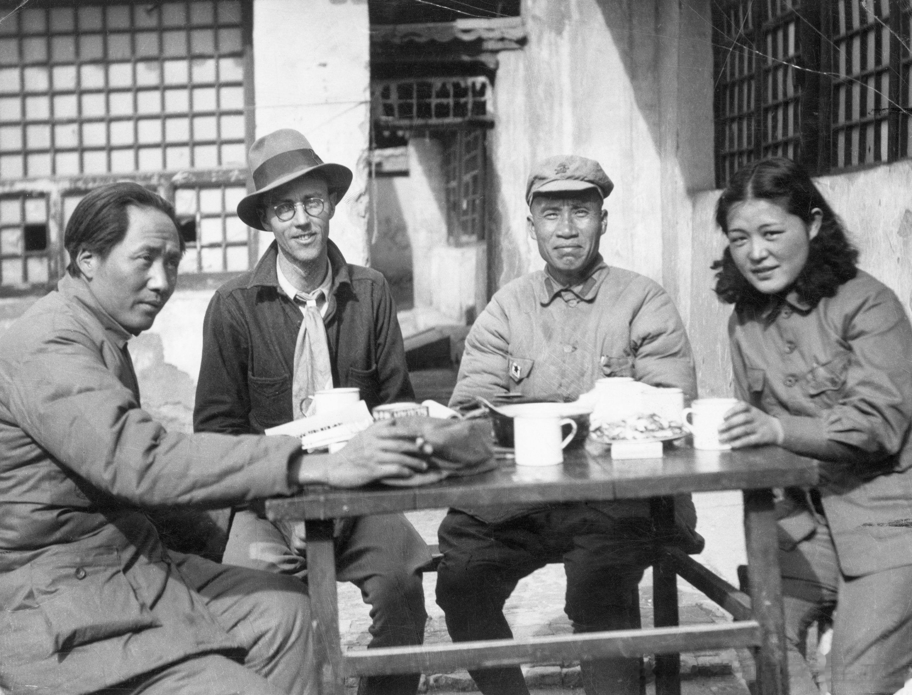 1937年3月在延安，毛泽东与到访的美国合众社记者厄尔·利夫（Earl Leaf