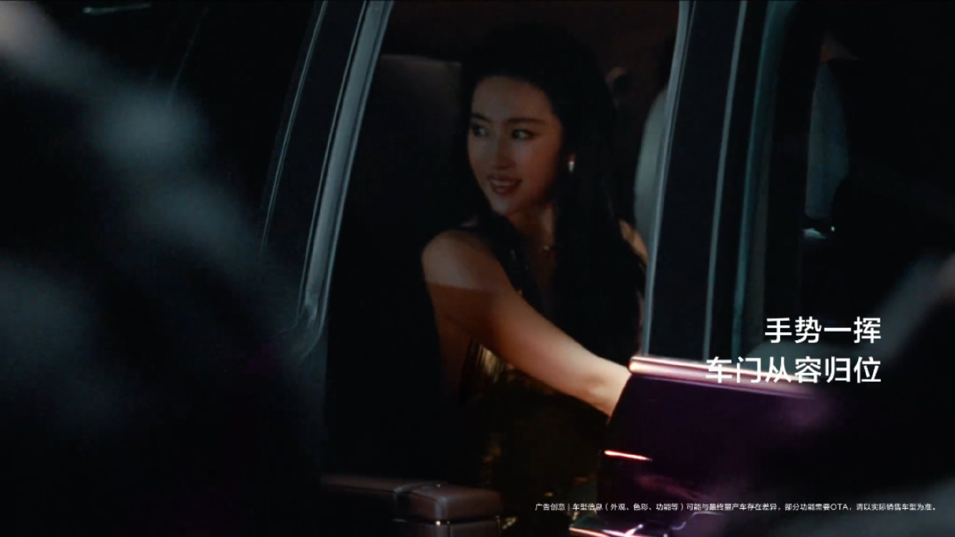 刘亦菲金裙贵气拉满刘亦菲金色挂脖礼服封神 看到刘亦菲这身金色挂脖礼服，才明白什么