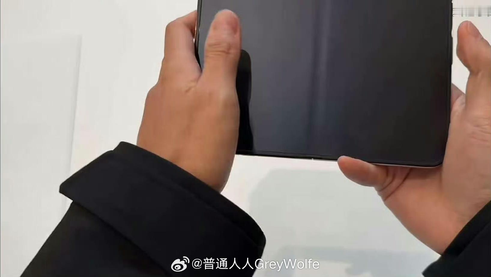 iPhoneDuo过渡动画 完美内屏用磨砂屏削减了折痕观感，当然还是有折痕的。我