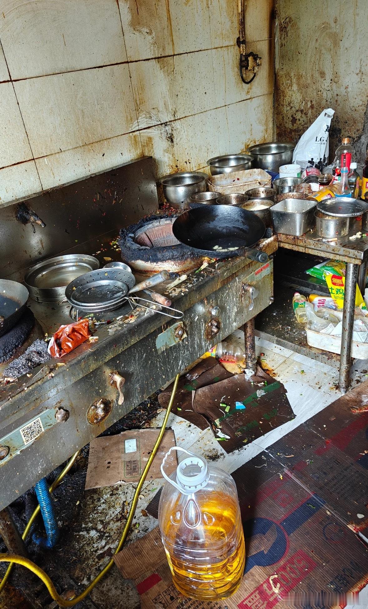 取完餐外卖员差点吐了可怕！青岛外卖小哥去一家店取餐像是闯毒圈！后厨油污粘脚、杂物