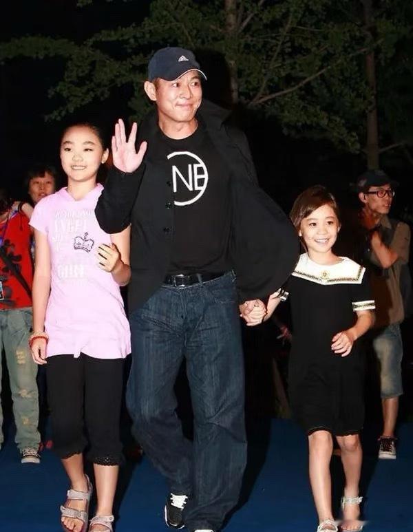 李连杰 我女儿生下来就是享福的李连杰真的很宠爱他的女儿们，可以看得出，也是一位女