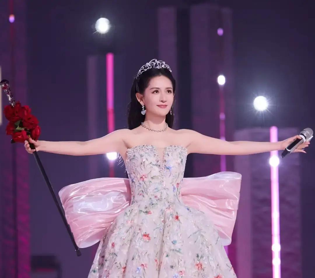 谢娜那场成都演唱会，还没开唱，账本上先锁死了200万。

这笔钱不是卖票收的，是