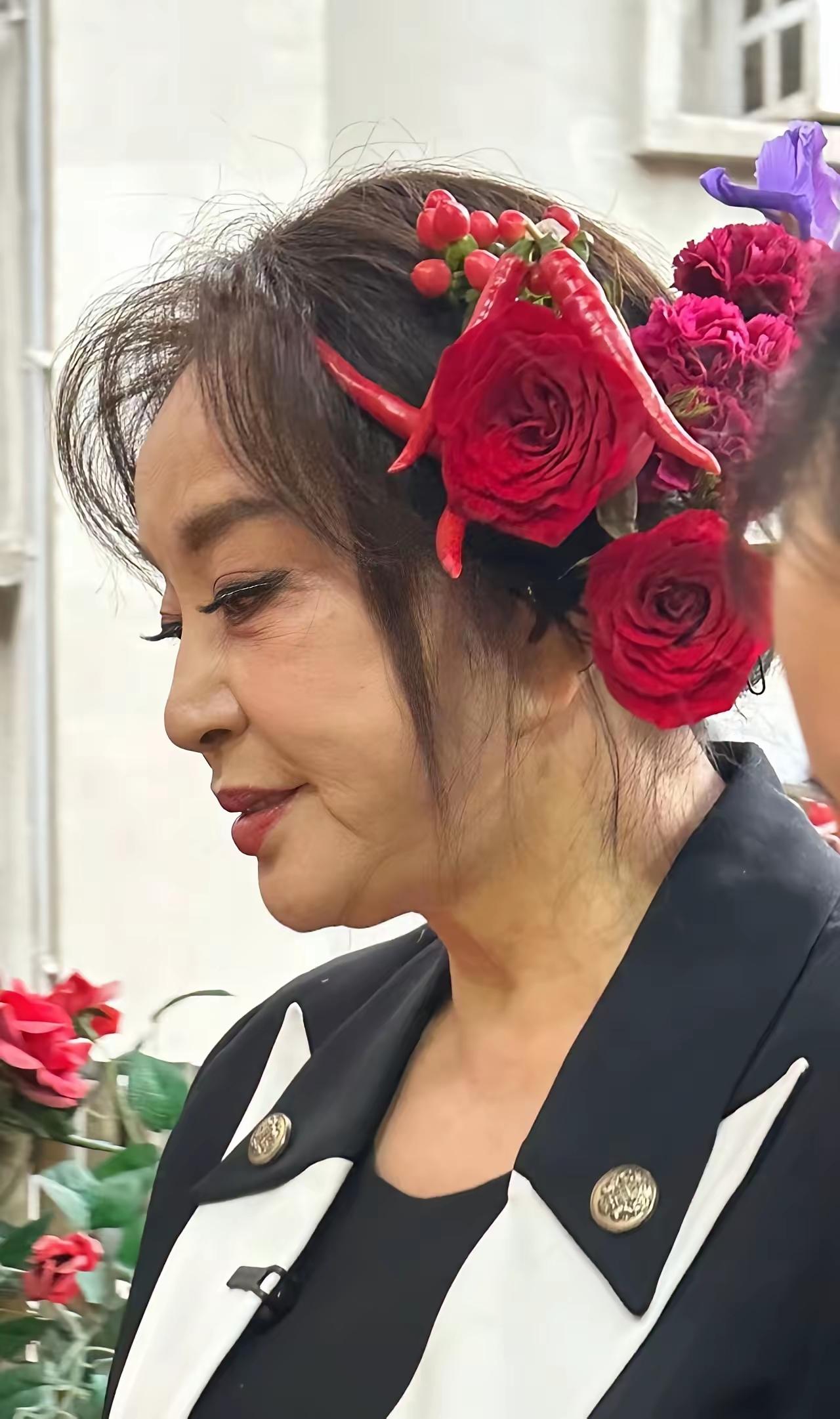 近距离看刘晓庆的生图，不得不说，

年纪到了还化这么浓的妆，

反而有点显违和，