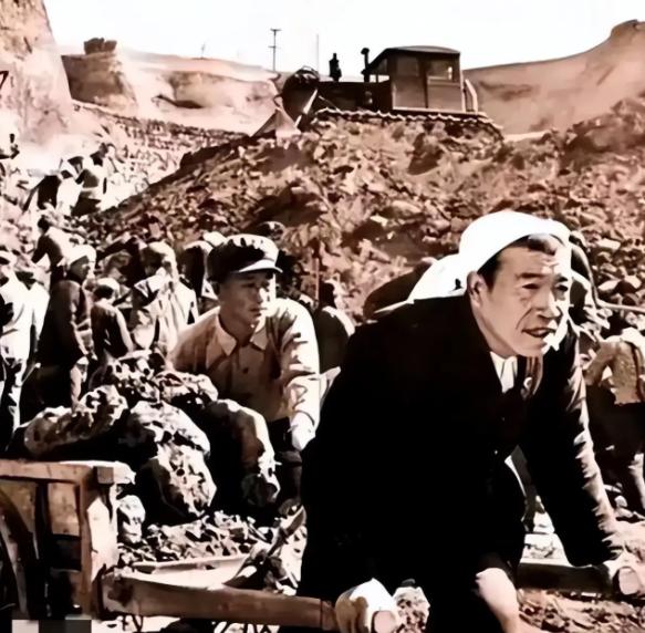 毛主席为啥把大寨和陈永贵捧得那么高？很多人以为是粮食打得多，其实大错特错！真正的