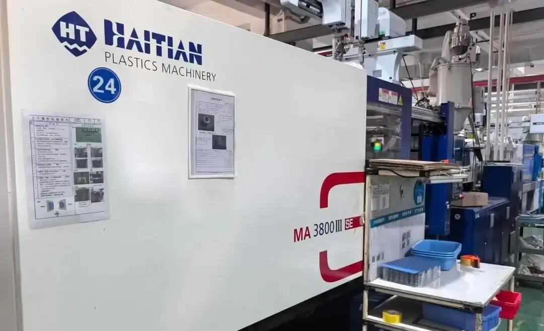 小双周日把多台机拉到空地上挨个通电，她戴的那副白手套十分钟就沾满灰。
我路过时正