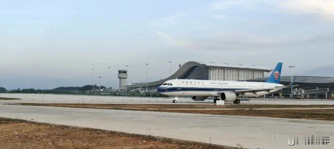 南充机场扩容，地级市机场刚需升级
 
南充高坪机场站坪扩建投运，机位扩容至19个