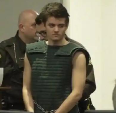 2025年，美国男子为了给刺杀特朗普筹钱，竟然枪杀了亲生父母抢走10万元，或被判